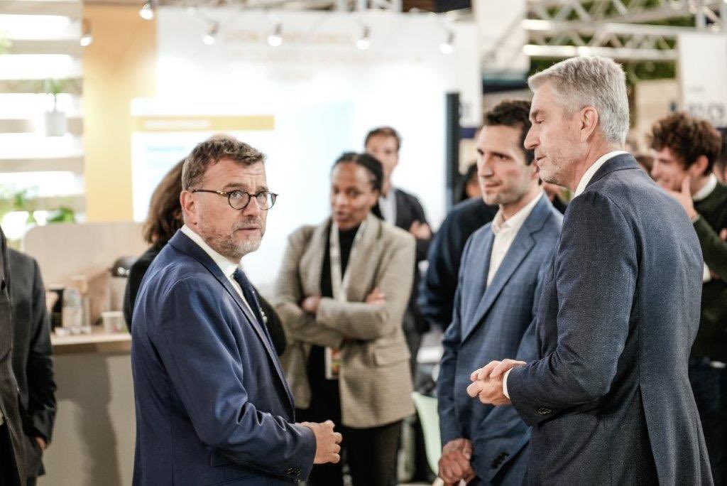 DallietStephane's tweet photo. Nous avons eu le plaisir de recevoir et d'échanger sur notre stand Nexity au SIBCA (salon immobilier bas carbone) avec Olivier Klein, ministre chargé de la Ville et du Logement. Notre présence confirme notre engagement en faveur d'une ville plus durable et plus inclusive. https://t.co/3XG3EohSug