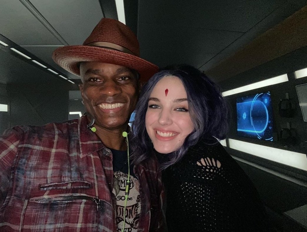 DCTitans Brasil ⛪🩸 on Twitter "📷 Teagan com o diretor Eric Dean Seaton nos bastidores da 4ª