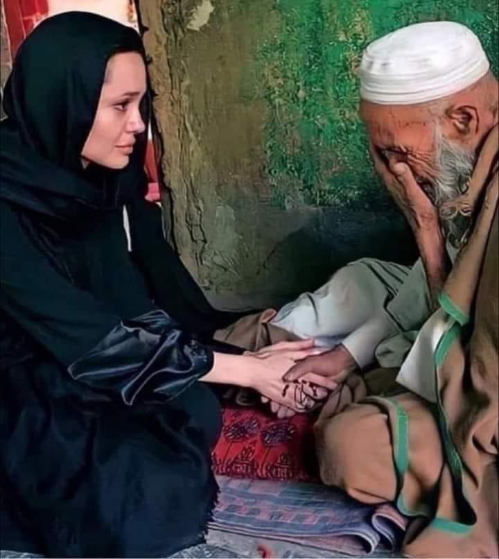 BabucratPk's tweet photo. ?Is this handshake halal or haram۔۔۔ مگر بابا جی کے انسووں کا دکھ درد جو اس عورت کے چہرے پہ نظر ارہا اس کیلیے الفاظ کہاں سے لاو گے ؟۔۔ https://t.co/MB6mSqw7PH