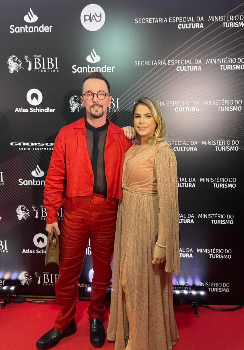 WB_Producoes's tweet photo. Foi simplesmente uma noite para guardarmos na história! ❤

@wbtelles e @bruna_dornellas sócios da WB, marcaram presença na 9° edição do @premiobibiferreira, que aconteceu na noite desta última Quarta-feira (21) no @teatrosantander. https://t.co/IeyVijK5dI