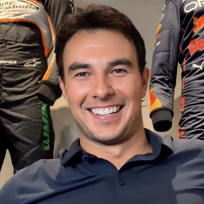 VelocidadalL's tweet photo. ¡DE ÚLTIMO MOMENTO!😍

Checo Pérez🇲🇽 se ha cortado el cabello y ya se quitó los años encima que le pesaban. https://t.co/IdKSwcr8nD