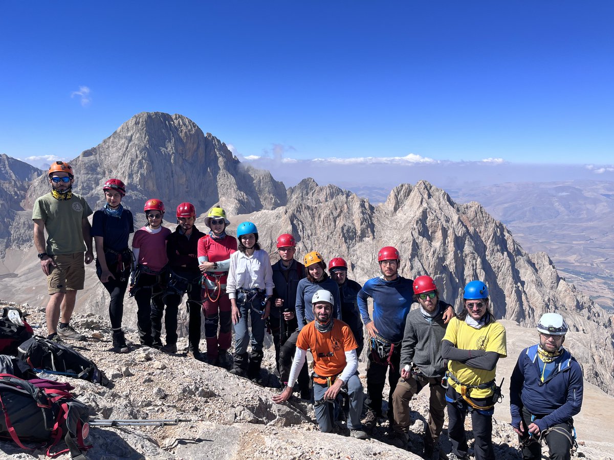 2 Eylül - 7 Eylül tarihlerinde başlangıç grubuna yönelik “Aladağlar Dipsiz Göl Temel Buz Eğitim Faaliyeti”ni gerçekleştirdik. Faaliyet raporları yakında ytudak.org'da!

#ytu #ytü #ytüdak #ytudak #eğitim #faaliyet #dağcılık #zirve #klasik #geleneksel #tırmanış #buzul