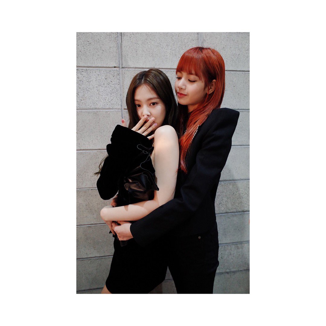 Jbossbaby_'s tweet photo. i never got to go to prom sadly 😭
but i sure would've have the hottest date if i had lisa 😉
thankyou for being my man for the day 💛
#BLACKPINK #JENNIE #LISA #JENLISA #INDAHOUSE #IFWEWENTTOPROM #MYHOTDATE #내남자친구를소개합니다
170923🫠 https://t.co/v7SCFCp7Tr