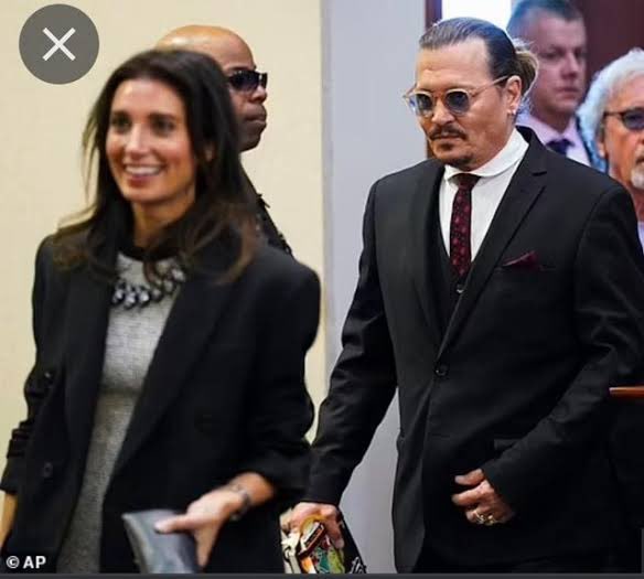 cecimezam's tweet photo. Fuertes rumores de que el actor #JohnnyDepp está saliendo con la abogada británica #JoelleRich quien fué su asistente legal en #UK contra el diario #TheSun #Noticias #Espectáculos https://t.co/64vdraG8ei