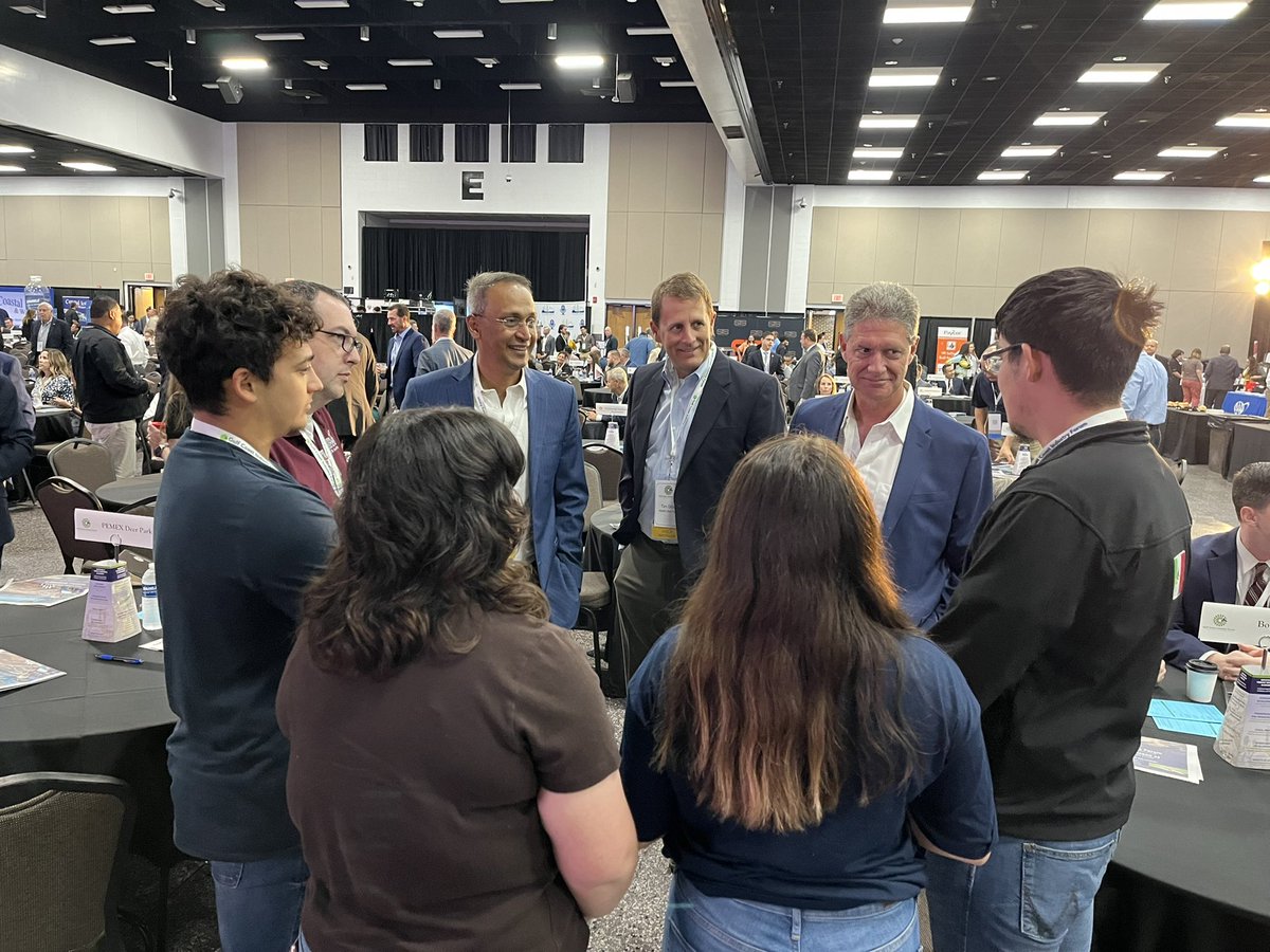 JenniferWalshPR's tweet image. Students from @GCCISD @REL_Ganders’s STEM Academy network with executives from @PEMEX Deer Park during the @EconAlliance #GCIF2022 Conference. #WorkforceDevelopment #FutureEngineers