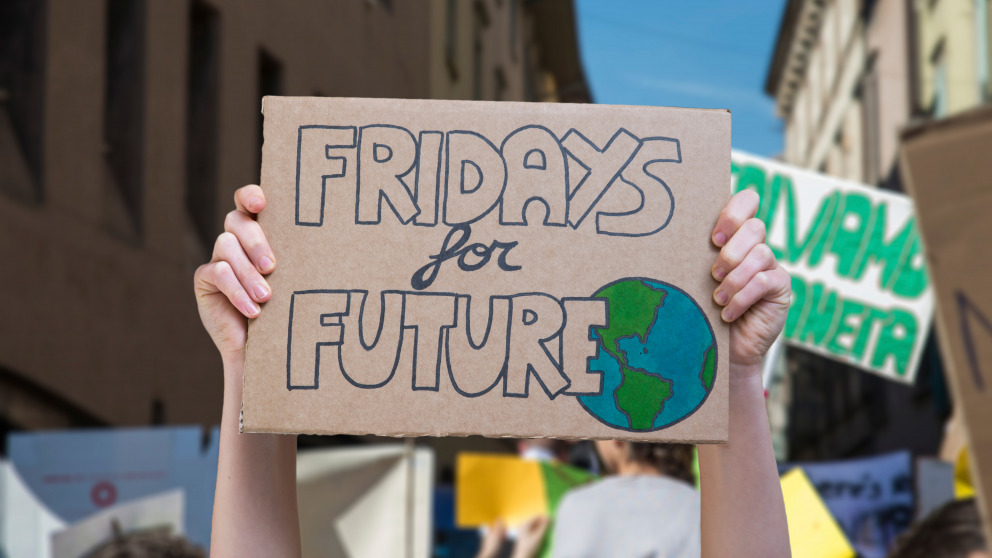 I ragazzi e le ragazze che domani torneranno in piazza con i <a href="/fffitalia/">Fridays For Future Italia</a> hanno ragione: la priorità è affrontare l'emergenza climatica
È ora che la politica se ne assuma la responsabilità. Nel voto di domenica si decide anche questo.