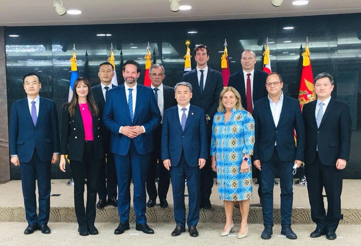ElenaKountoura's tweet photo. Συνάντηση της αποστολής στη Σεούλ των Ευρωβουλευτών #DKOR 🇪🇺🇰🇷 με τον Υπουργό Άμυνας Lee Jong-Sup.
Συζητήσαμε καίρια ζητήματα στην ατζέντα της αμυντικής συνεργασίας ΕΕ και της Δημοκρατίας της Κορέας. https://t.co/iYmRzFORCq