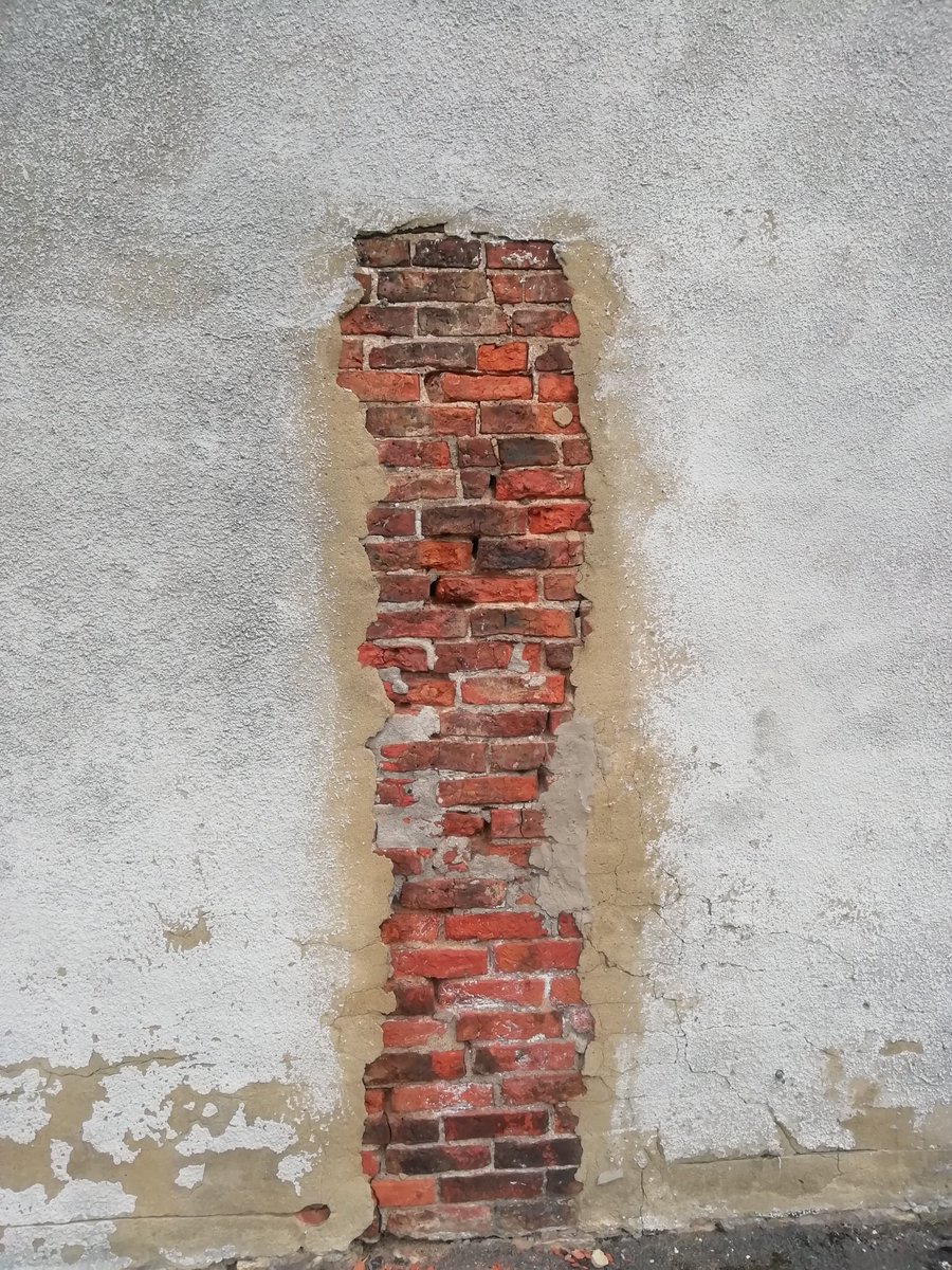 SteveMYorks's tweet photo. Saw this today. Obviously cement render on a property built in 1700s! However, the finish is something not done much anymore. Tyrolene! I was taught it in college in the late 90s. I've never done it. You mix snow cem really wet and use this machine to fire it on. #recentpast https://t.co/mfAgPZuyvi