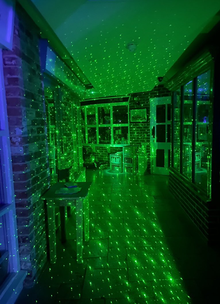 SimonParrott1's tweet photo. The amazing effect of a laser. #ghosthunting #ghosts #hauntedlocations #haunting #paranormal #supernarural #paranormalInvestigator https://t.co/7XqyTaYC8S