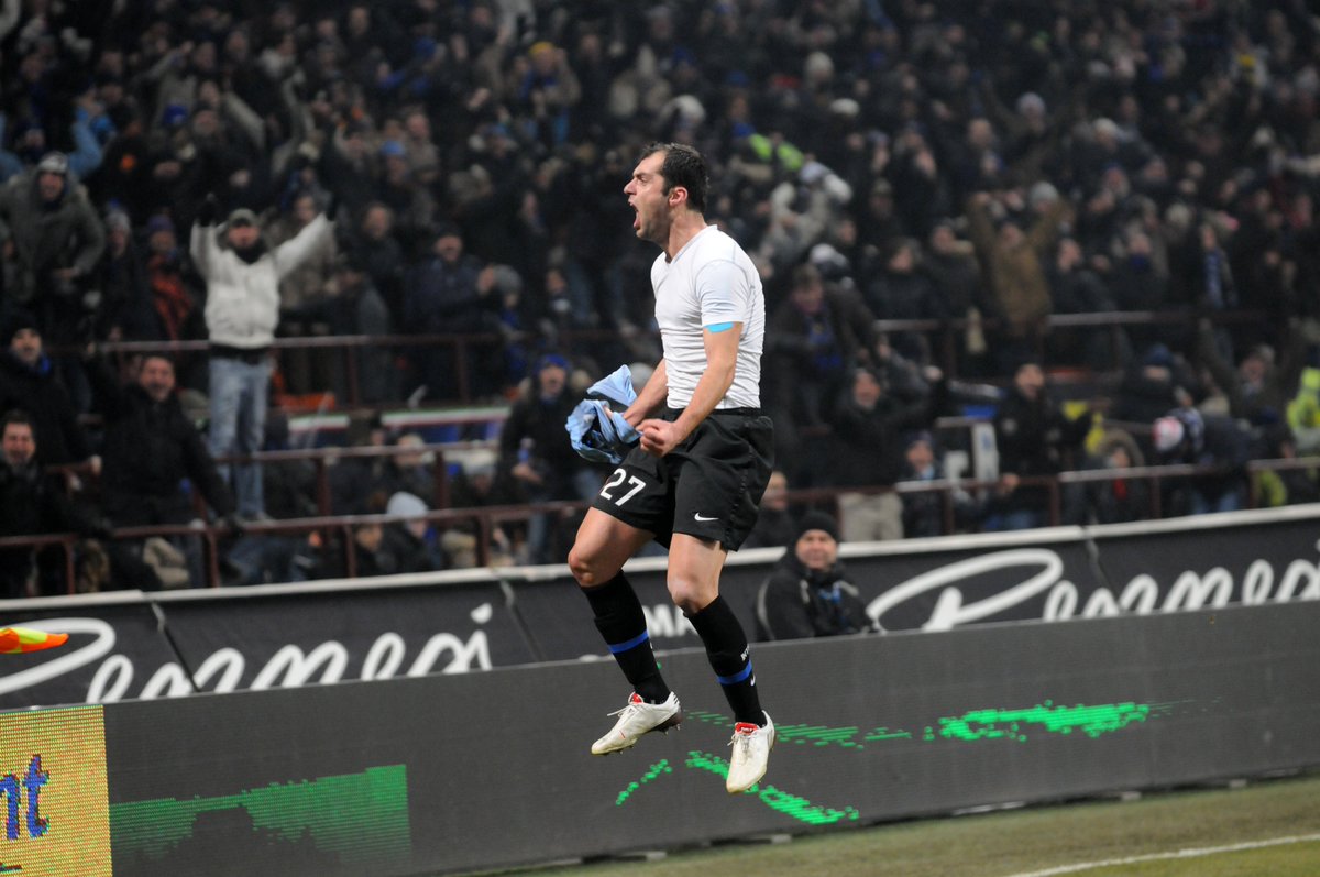 Inter's tweet photo. Dalla Primavera al Tetto del Mondo 🌎
Grazie di tutto, Goran🇲🇰⚫🔵

#Pandev #ForzaInter https://t.co/LCFLVmTbYx