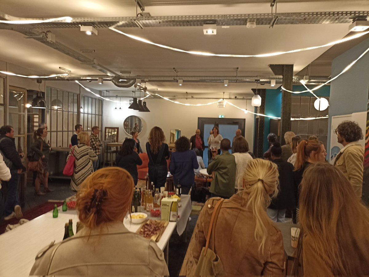 tiphonB's tweet photo. Ce soir ça profite d'un concert privé de l'auteur de "Bienvenue à Rouen" pour parler de Ma Fabrique à Journal et en plus il y a les copines d'@AlgoLinked et de @pressecomndie ! 
Au cowork La Maison bleue !
@MetropoleRouenN https://t.co/w4grv9hWJu
