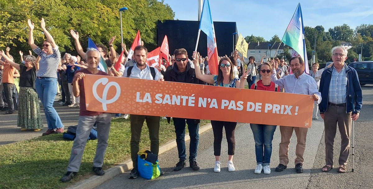 DetaisMarion's tweet photo. #22septembre, plus de 400 personnes mobilisés devant le #chlaval pour défendre l'hôpital public et la santé.
La #nupes était présente aux côtés des salariés et des usagers https://t.co/bGQe8eUhTE