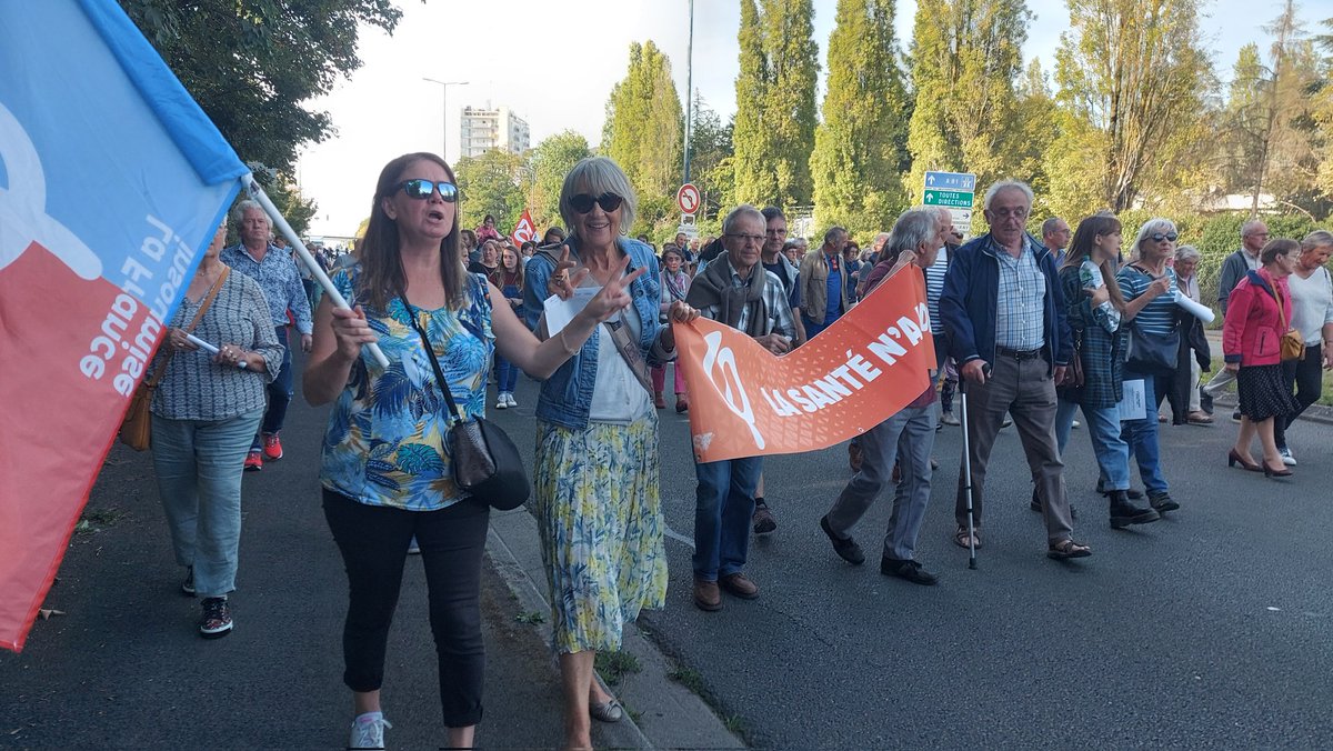 DetaisMarion's tweet photo. #22septembre, plus de 400 personnes mobilisés devant le #chlaval pour défendre l'hôpital public et la santé.
La #nupes était présente aux côtés des salariés et des usagers https://t.co/bGQe8eUhTE