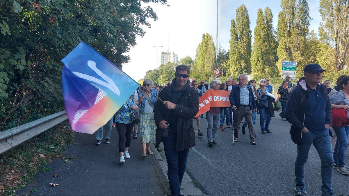 DetaisMarion's tweet photo. #22septembre, plus de 400 personnes mobilisés devant le #chlaval pour défendre l'hôpital public et la santé.
La #nupes était présente aux côtés des salariés et des usagers https://t.co/bGQe8eUhTE