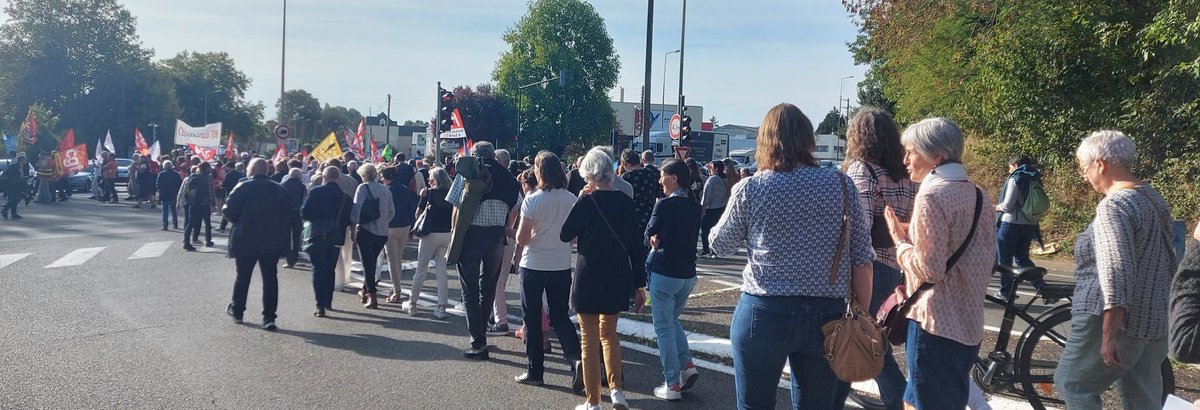 DetaisMarion's tweet photo. #22septembre, plus de 400 personnes mobilisés devant le #chlaval pour défendre l'hôpital public et la santé.
La #nupes était présente aux côtés des salariés et des usagers https://t.co/bGQe8eUhTE
