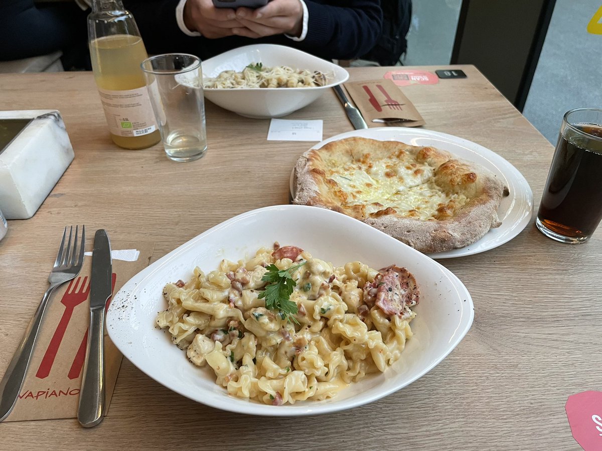 spacysam's tweet photo. Mmm @vapianouk for dinner with friends! Can’t think of anything better 😍 @Signal_Firing @Chris_D_ https://t.co/nuM1lW8bb3