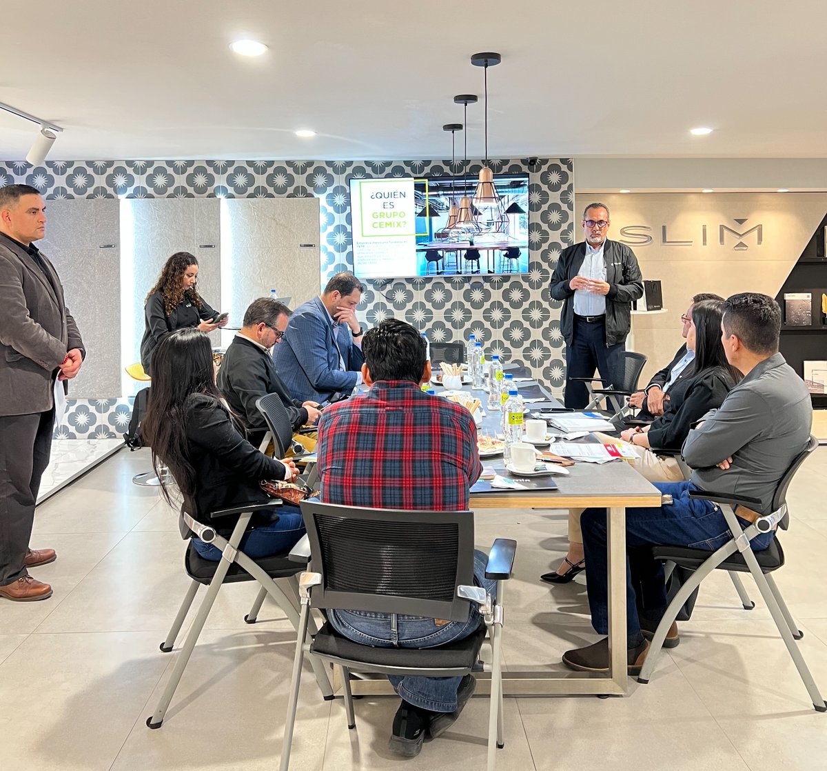 Graiman - <a href="/CemixOficial/">Cemix Saint-Gobain</a> 
La cercanía que tenemos con nuestros prestigiosos distribuidores es un eje clave para el crecimiento y desarrollo mutuo🤝

Juntos compartimos el compromiso de brindar al mercado productos de la más alta calidad.