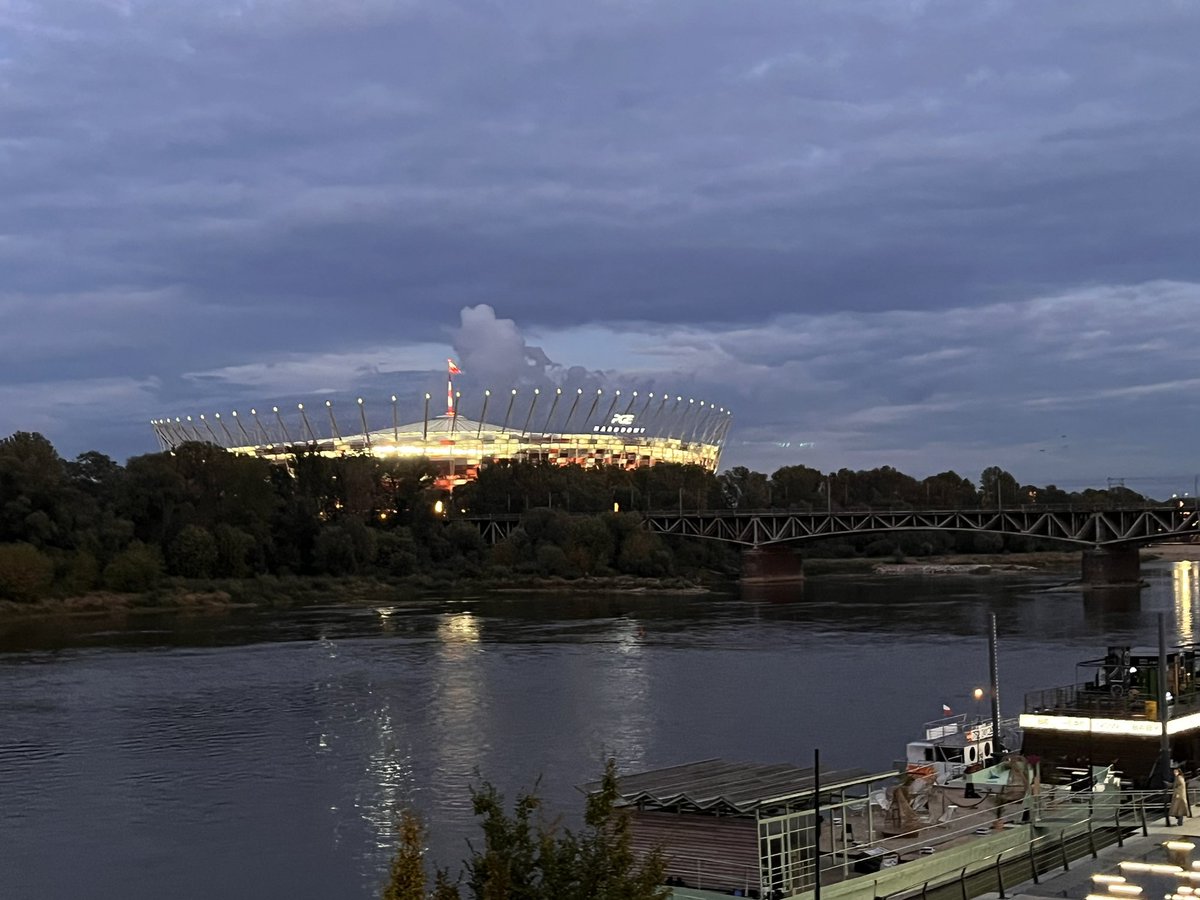 Narodowy jeszcze spokojny. Ekipa <a href="/radio_357/">Radio 357</a> w drodze. Jesteśmy z <a href="/m_kuzniewski/">Mateusz Kuźniewski</a> i liczymy… na remis po bezbarwnym 💪