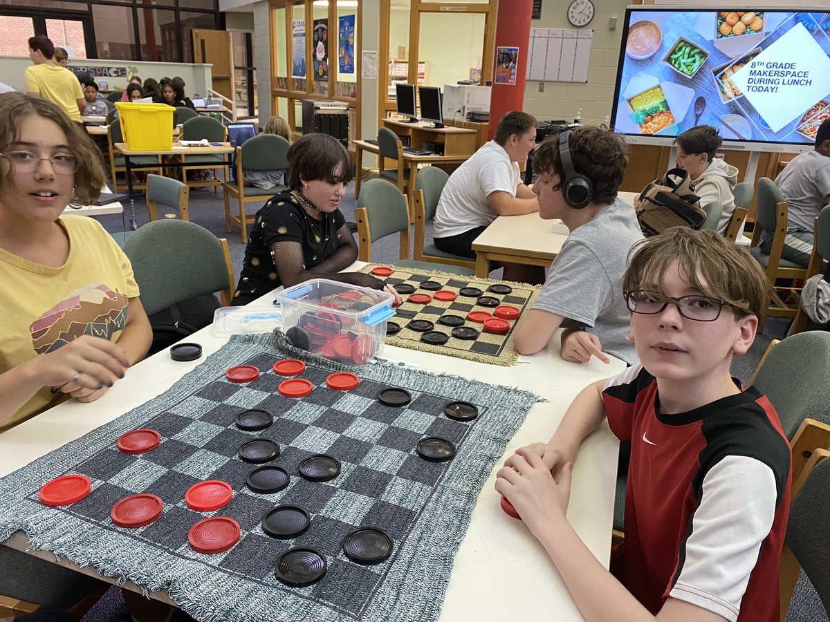 PPMS_media's tweet photo. 8th grade Makerspace had a big turnout today during lunch! https://t.co/xDmE0XOG8x