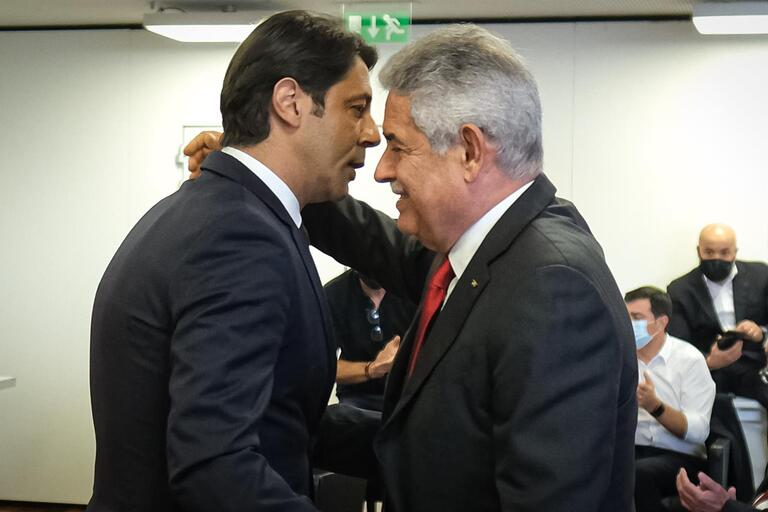 CabineSport's tweet photo. Vieira critica Rui Costa
"Único fantoche era eu, que chegava às 7h da manhã e saía de lá à meia-noite. Se perguntarem aos funcionários do Benfica a que horas é que o Rui entrava… Ele chegava às 10.30, não almoçava, saía às 13, às 16 aparecia outra vez e às 19 já estava na rua." https://t.co/mPyZ5SXAtu