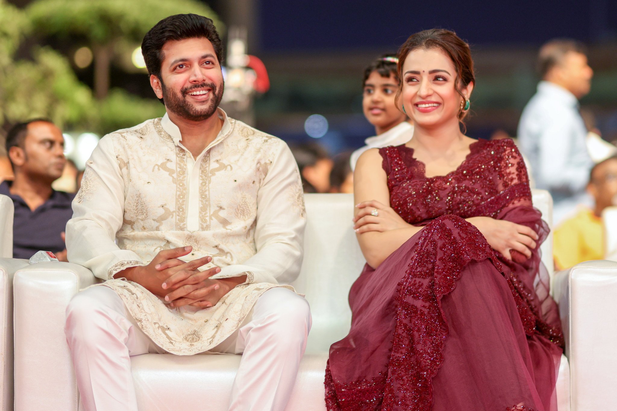 FdRv2lJacAEUf-J?format=jpg&name=large