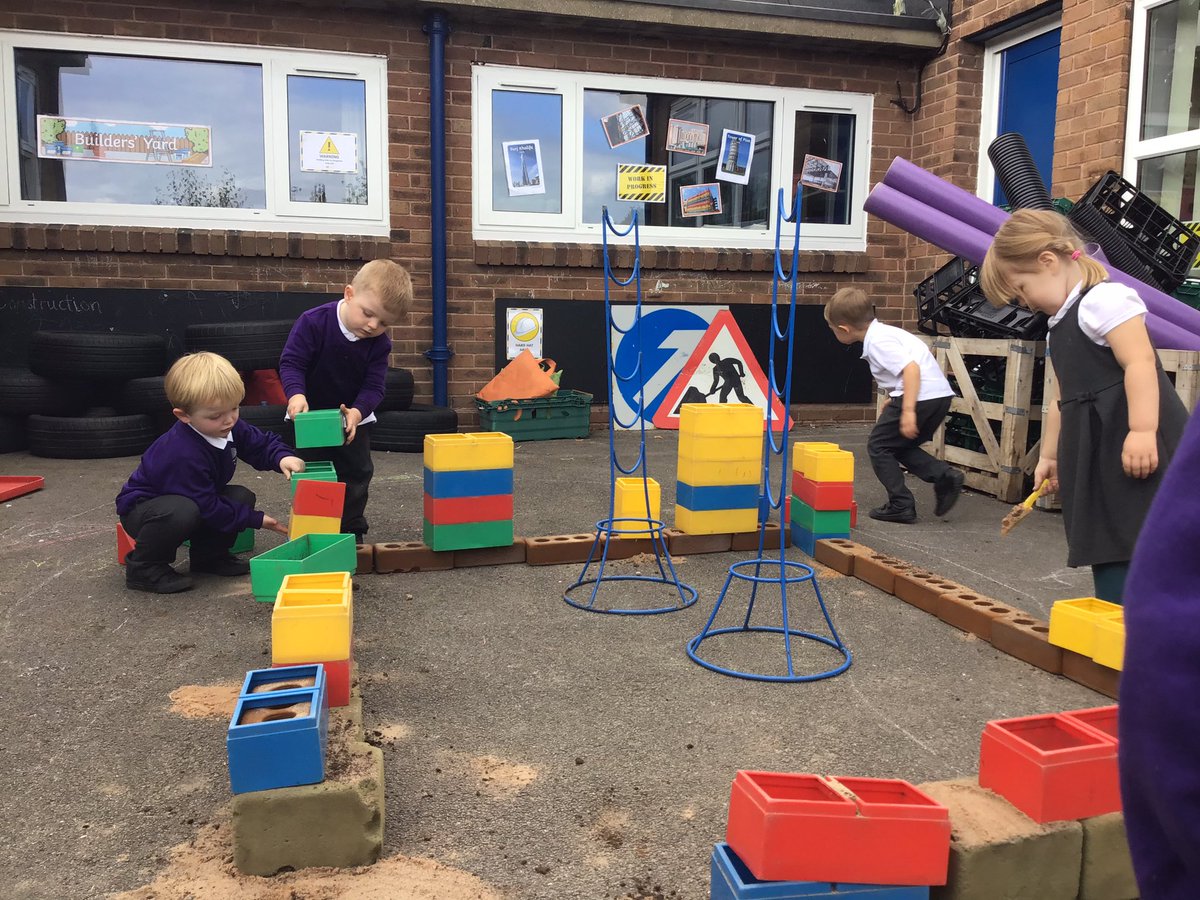 aspear_'s tweet photo. Builders at work!! 👷‍♀️👷 The children in early years have been working together as a team to build lots of different things, they’re all very busy😁😁 #childinitiated #eyfs #outdoorlearning @RowParkAcademy https://t.co/H3TmjwGjuW
