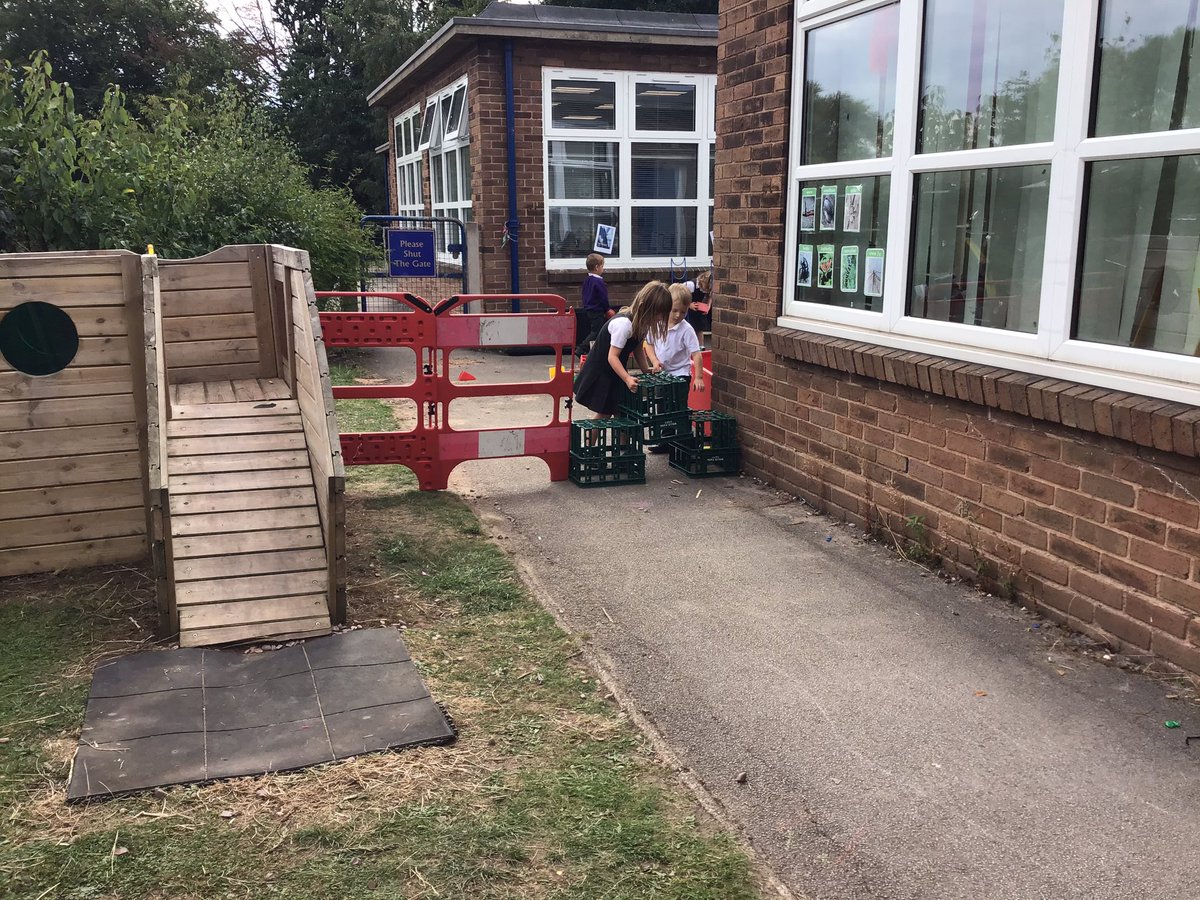 aspear_'s tweet photo. Builders at work!! 👷‍♀️👷 The children in early years have been working together as a team to build lots of different things, they’re all very busy😁😁 #childinitiated #eyfs #outdoorlearning @RowParkAcademy https://t.co/H3TmjwGjuW