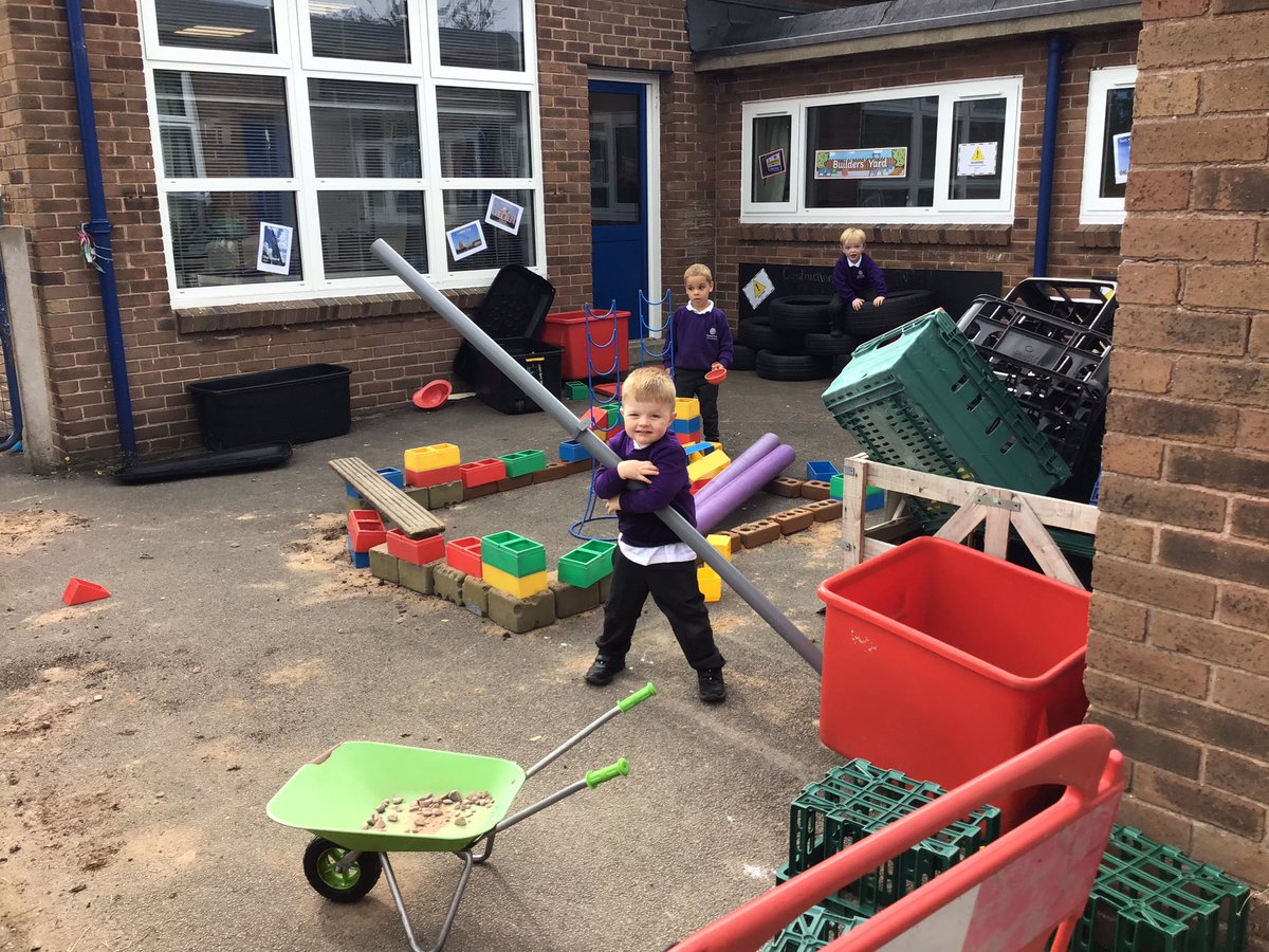 aspear_'s tweet photo. Builders at work!! 👷‍♀️👷 The children in early years have been working together as a team to build lots of different things, they’re all very busy😁😁 #childinitiated #eyfs #outdoorlearning @RowParkAcademy https://t.co/H3TmjwGjuW