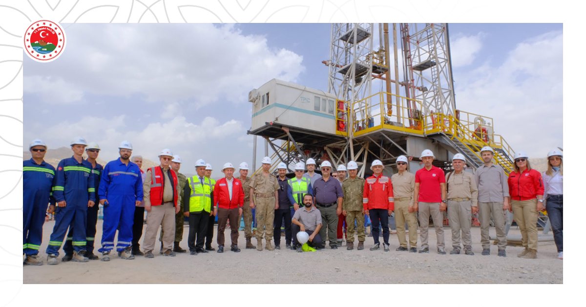 SirnakValiligi's tweet photo. Valimiz Sayın Osman Bilgin, TPAO Yönetim Kurulu Başkanı ve Genel Müdürü Sayın Melih Han Bilgin ve İl Protokolü ile birlikte Şehit Astsubay Esma Çevik Petrol Kuyularını ziyaret ederek incelemelerde bulundu.
#ŞırnakValiliği https://t.co/ofzYC7rz7p