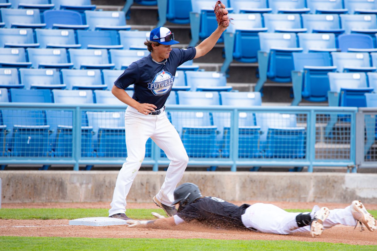 DJudahSports's tweet photo. Evan Deringer (#3, Regina, SK) slides into third base after hitting a triple during Day 3 of the Toronto Blue Jays Canadian Futures Showcase in Ottawa. Deringer earned Player of the Game honours, going 2 for 3 with an RBI and a run scored.
#TBJFutures #CDNBaseball #BlueJays https://t.co/DF35shAM8s