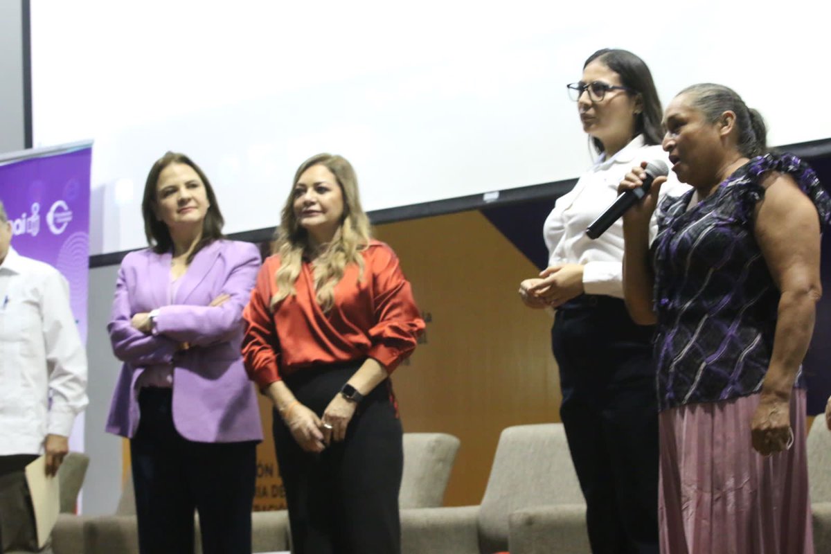 JulietDelrio's tweet photo. Aquí con Sara Aguilar de la organización @EGES_DESARROLLO escuchando los testimonios de Aurea Sánchez y Celia Figarola beneficiarias del Programa de Sensibilización de Derechos en Tabasco y que muestran cómo el acceso a la información cambia vidas.
#PROSEDE22 @vinculasociedad https://t.co/aes0oHM1Yx