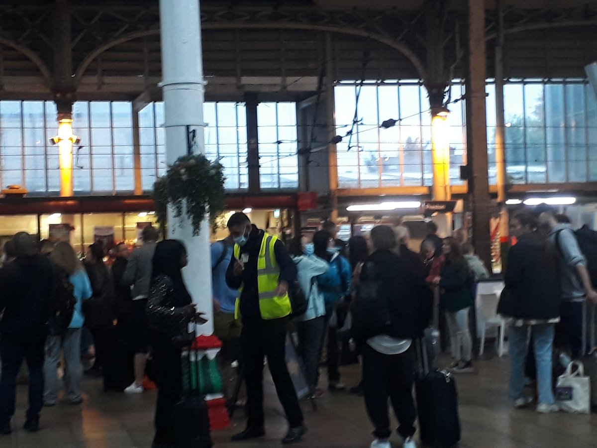 DrJennyRose's tweet image. Privatise, they said
It will be cheaper🤣
And more efficient 🤣
😭🚉

🤔🚉When was the last time you got a seat? 
🤔🚉When was the last time your journey was without delays or cancellations? 

#RailChaos #NorthernFail #Avanti #ToryCostOfGreedCrisis #Privatisation #Preston