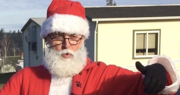 papa_zoom's tweet photo. @JebraFaushay What pisses me off is that neither are fat enough and their beards suck. Here’s mine. The beard is real. And I a tad overweight too. #perfectsanta https://t.co/0KHFvINDA7