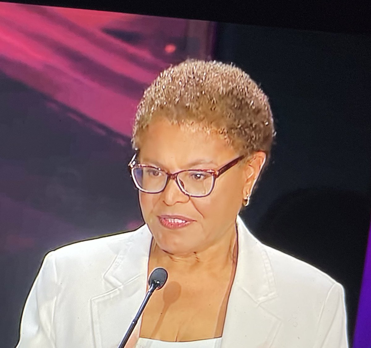 goRubenRuben's tweet photo. @jbrame23 @CalMatters @RogueCitizenOne @KarenBassLA @BonnieRawson4 @Nials5 @RoseMar95753967 @SBWheat1 @Ty___Webb @JeffreyMeursing @DuhartKimberlie @CoCoSouthLA @RpsAgainstTrump @BagdMilkSoWhat @adavaco #Oralé Karen Bass. L A Mayors Debate Winner!    She Se Puede #karenBass @KarenBassLA #RoeRoeRoeVoteKarenBass #DinoRick #LAMayorsRace https://t.co/EJVMyCW3uZ