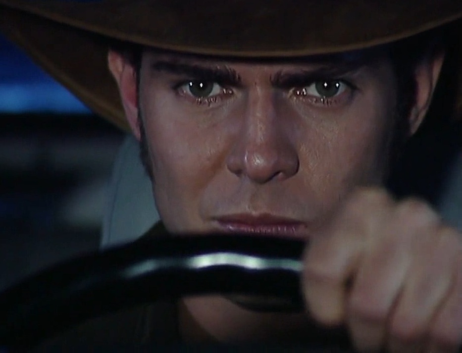 PasdeGavilanes's tweet photo. #PasiónDeGavilanes #GavilanesNova #PDG84 Óscar se entera de lo sucedido y llega a la Hacienda Elizondo dispuesto a darle su merecido a Fernando. https://t.co/DFPlA3IOD5