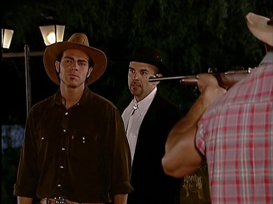 PasdeGavilanes's tweet photo. #PasiónDeGavilanes #GavilanesNova #PDG84 Óscar se entera de lo sucedido y llega a la Hacienda Elizondo dispuesto a darle su merecido a Fernando. https://t.co/DFPlA3IOD5
