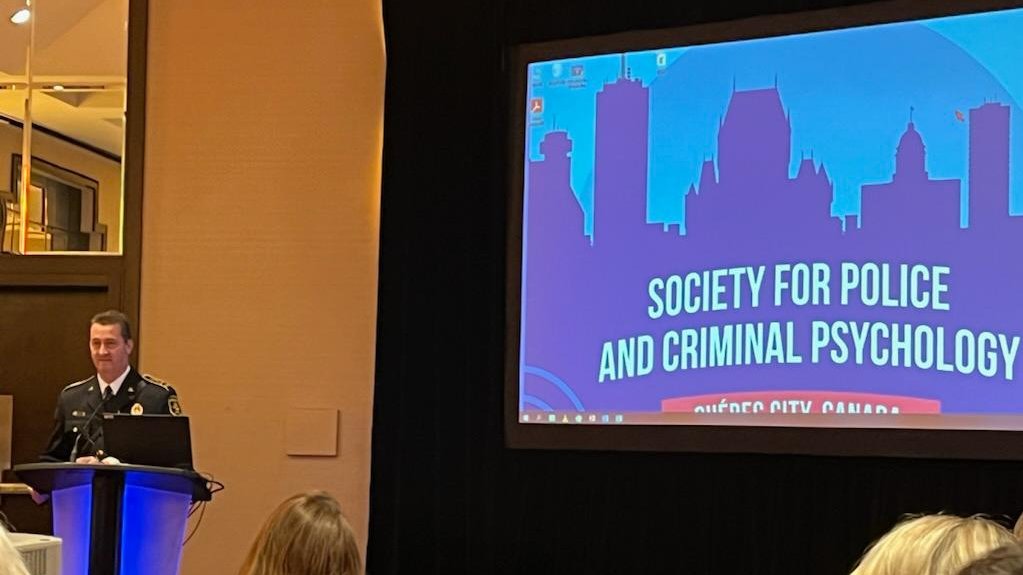 chaireSPTSP's tweet photo. La @spcp_2022 est lancée ! Nous sommes privilégiées d'avoir pu assister au mot d'ouverture de Denis Turcotte, directeur du @SPVQ_police  !
#PublicSafetyPersonnel #police #prevention #mentalhealth #santementale #securitepublique #chairesptsp https://t.co/PwxXdw1l4I