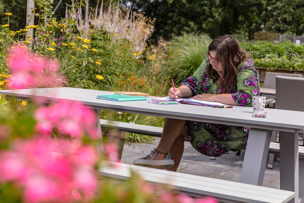 BibliotheekOA's tweet image. 𝐒𝐜𝐡𝐫𝐢𝐣𝐟 𝐠𝐥𝐚𝐧𝐬 𝐚𝐚𝐧 𝐣𝐞 𝐛𝐚𝐫𝐬𝐭
Op woensdag 5 oktober starten de schrijflessen van Barbara Pavinati (@Rabarbs) met de titel: 'Schrijf glans aan je barst'. Er zijn nog een paar plekjes. Schrijf je snel in! oostachterhoek.nl/glans
Foto: Anja Onstenk