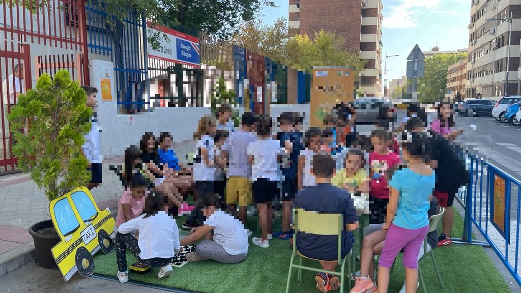 Fco_Quevedo's tweet photo. Fantástico nuestro PARKing Day. Nos sumamos a 18 colegios de la ciudad creando un espacio de juego e interacción para nuestros alumnos
Gracias al Ayuntamiento y a la Concejalía de Medio Ambiente por promoverlo.
#somosdelquevedo
#sosolver1
#PlandeBienestar https://t.co/pYw4cA5TK8