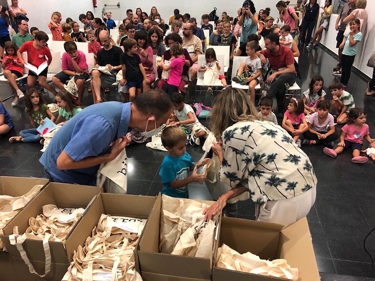 bmanresaab's tweet photo. Aquesta tarda hem celebrat la gran festa 🎉 de les #Caplletres 📚 de les #bibliotequesdemanresa la @bmanresac i @bmanresaab
Gràcies a tots els lectors i lectores que ens hi heu acompanyat ❤️
#manresa #bibliotequesxbm #bibliotequescat #estiualabiblioteca #estiuxbm https://t.co/ATGvF7Lo08