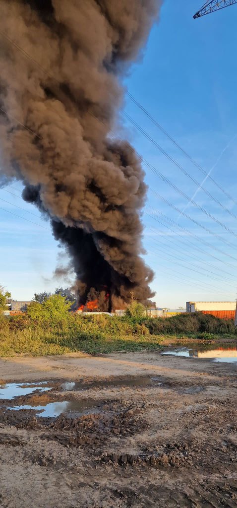 Die Feuerwehr hat Messeinheiten im Einsatz, um die Schadstoffbelastung in der Luft und eine mögliche Gefährdung für die Bevölkerung festzustellen.

Lassen Sie das Radio eingeschaltet und achten Sie auf Durchsagen. Informieren Sie bei Bedarf Ihre Nachbarn.