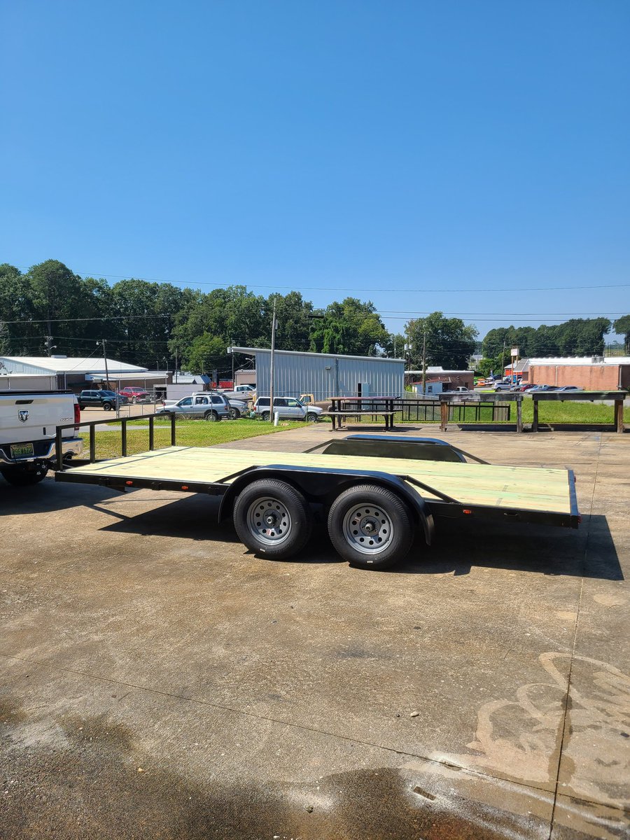 _jkwilliams_'s tweet photo. Welding students have been hard at work to build this custom 8x16 flatbed trailer from scratch. Last year's class started it and this year's class finished it up. These students have been able to take the welding skills they have learned and apply them in a practical way! https://t.co/wx7BfnOiWE