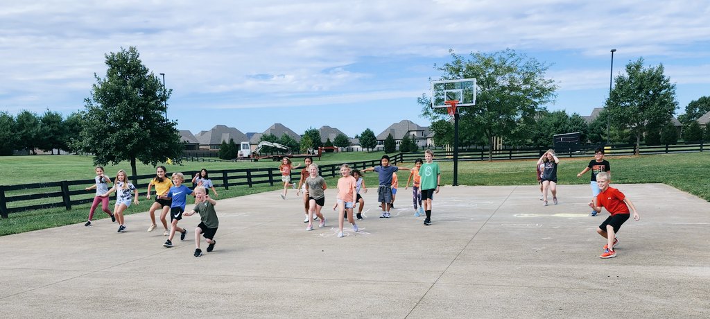 MsGeorgesClass2's tweet photo. The class got to enjoy extra fresh air today as their class reward for meeting their lead slip goal! https://t.co/pdvaHTlFKS