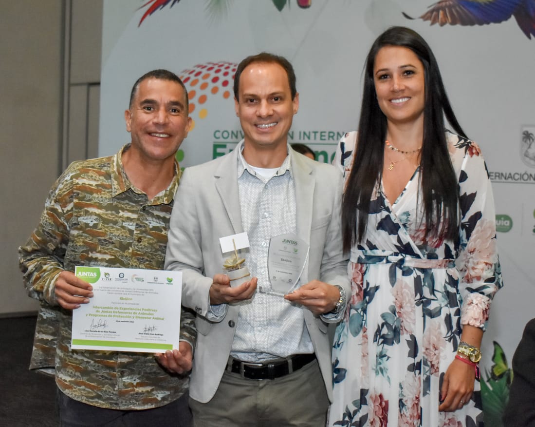 LimaDLR's tweet photo. Reconocimiento a programas de #BienestarAnimal y #JuntasDefensorasDeAnimales de #Antioquia realizó @GobAntioquia durante la #ConvenciónInternacionalDeEmergenciaClimática con el liderazgo de @Ambiente_Ant #GerenciaProtecciónBienestarAnimal @anibalgaviria @LaCejadelTambo @ELTIEMPO https://t.co/1YRAP2fhJ8