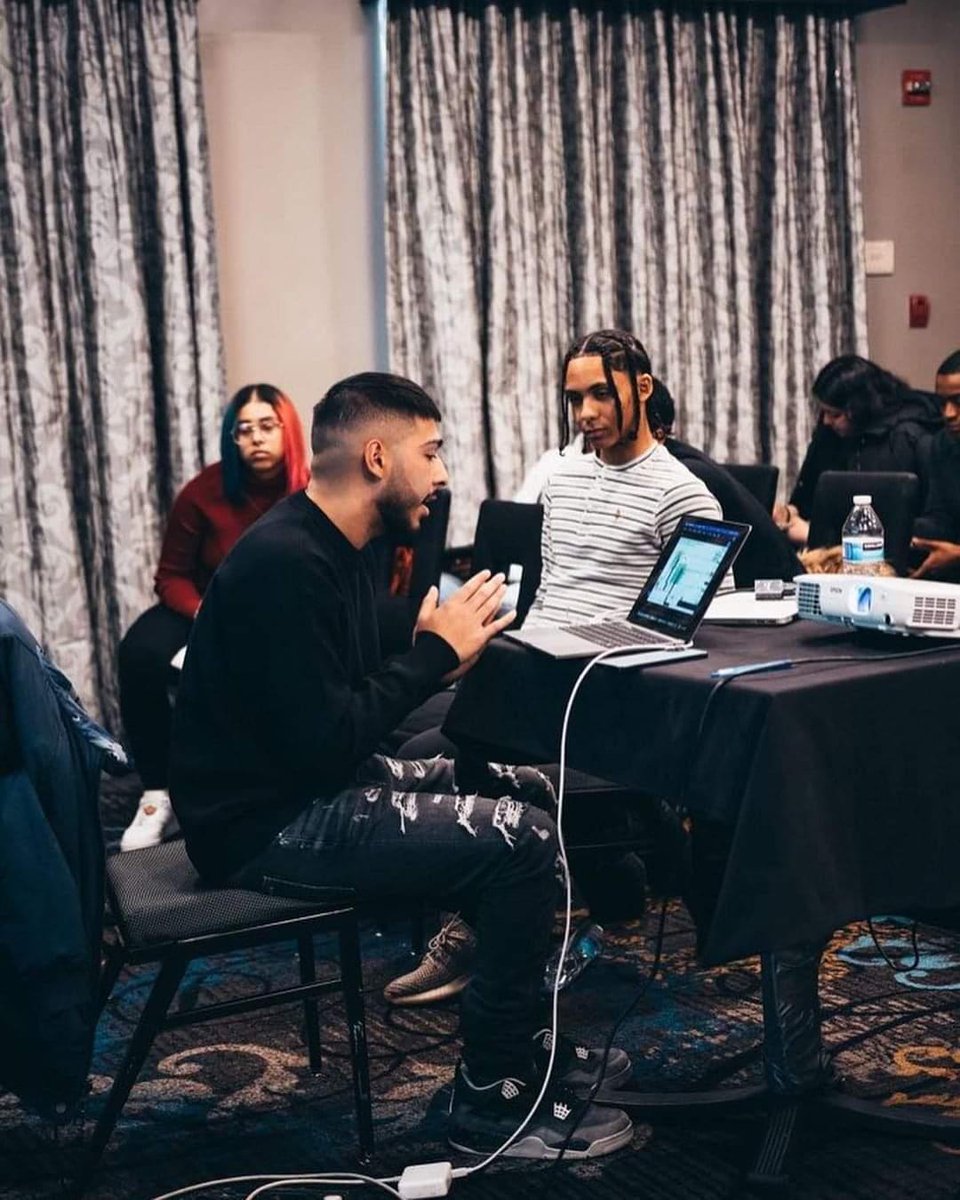 Golikfinance's tweet photo. She said that I’m a brown boy, came up from the towns boy 👦🏽 

Yeah your favorite teacher/educator/professor outside https://t.co/JdOhXF97pL
