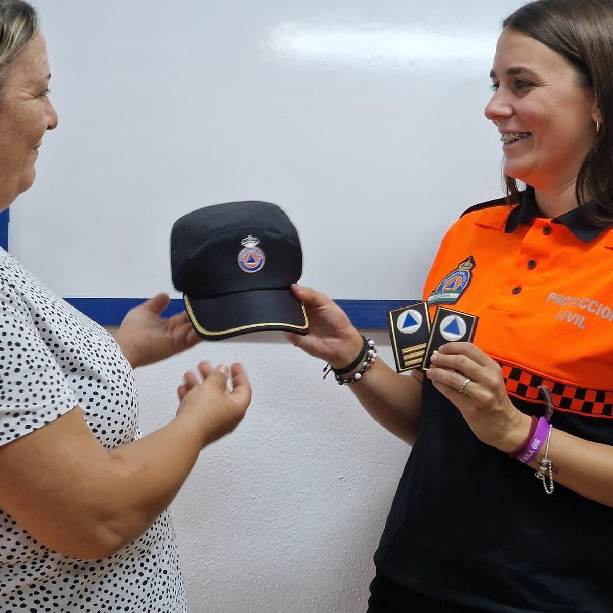 PCMoguer's tweet image. 🔊Esta tarde ha sido nombrada la compañera @Palomi_19 Paloma Domínguez  Jefa de agrupación y voluntariado tras ser elegida por unanimidad de la plantilla , convirtiéndose así en segunda de a bordo de este ilusionante proyecto de agrupación . 
🧡🫡Enhorabuena compañera 👏🏻 👏🏻