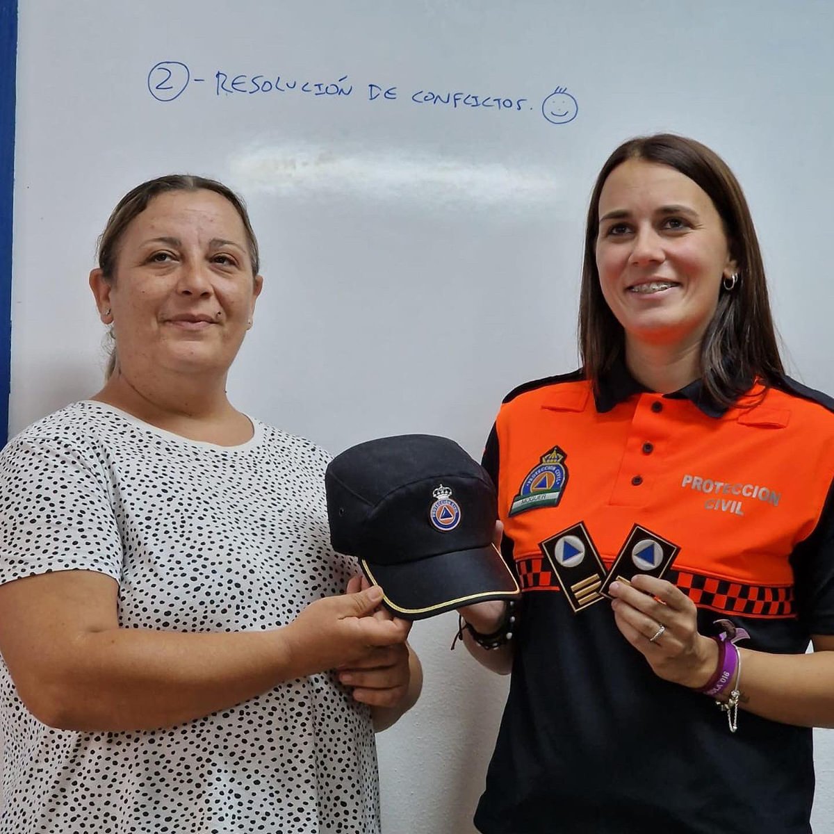 PCMoguer's tweet image. 🔊Esta tarde ha sido nombrada la compañera @Palomi_19 Paloma Domínguez  Jefa de agrupación y voluntariado tras ser elegida por unanimidad de la plantilla , convirtiéndose así en segunda de a bordo de este ilusionante proyecto de agrupación . 
🧡🫡Enhorabuena compañera 👏🏻 👏🏻