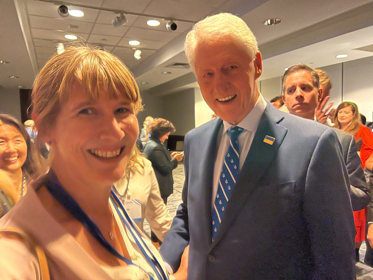 Rachel_Pulfer's tweet photo. So this also happened…
I told @BillClinton I ran Journalists for Human Rights; aka @jhrnews, that we are from #Canada, and that we’ve worked to strengthen media, human rights + democracy worldwide for 20 years.
He gave me a huge grin, a thumbs up + a “God bless you.”
#CGI22 https://t.co/L5yyba20D2