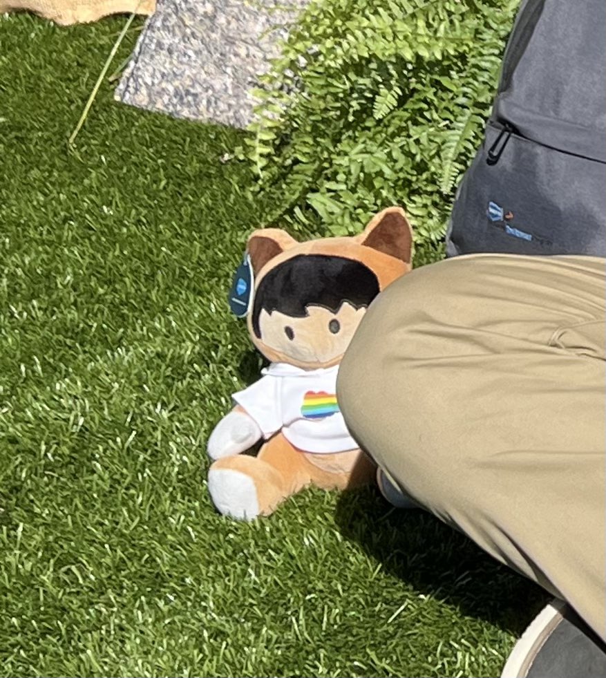 Chilling with Ruth and Astro at the end of Dreamforce ‘22.  

This #ASTRO is for my child, Alex.  

#DF22