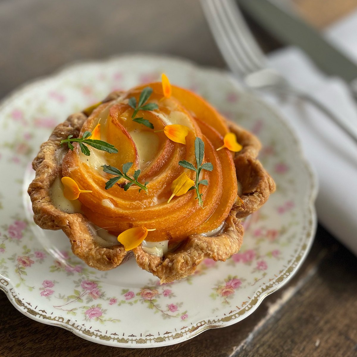 deanehouseyyc's tweet photo. Did you know there are over 25 peach varieties grown in the Okanagan? We can never get enough peaches; they’re the perfect late-summer-into-fall-feeling fruit. Indulge in our chefs tasting menu &amp; finish with this perfect peach &amp; vanilla pastry cream filled tart. #nicepeach🍑 #yyc https://t.co/bKPxEUtTSr